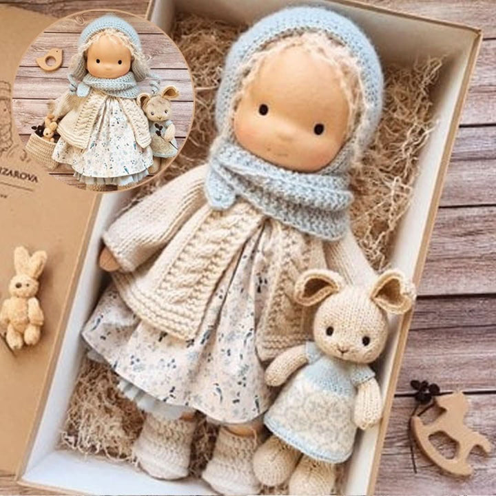 "Handgefertigte Waldorf-Puppe, 30 cm, aus Naturmaterialien mit braunem Kleid, ideal für fantasievolles Kinderspiel."