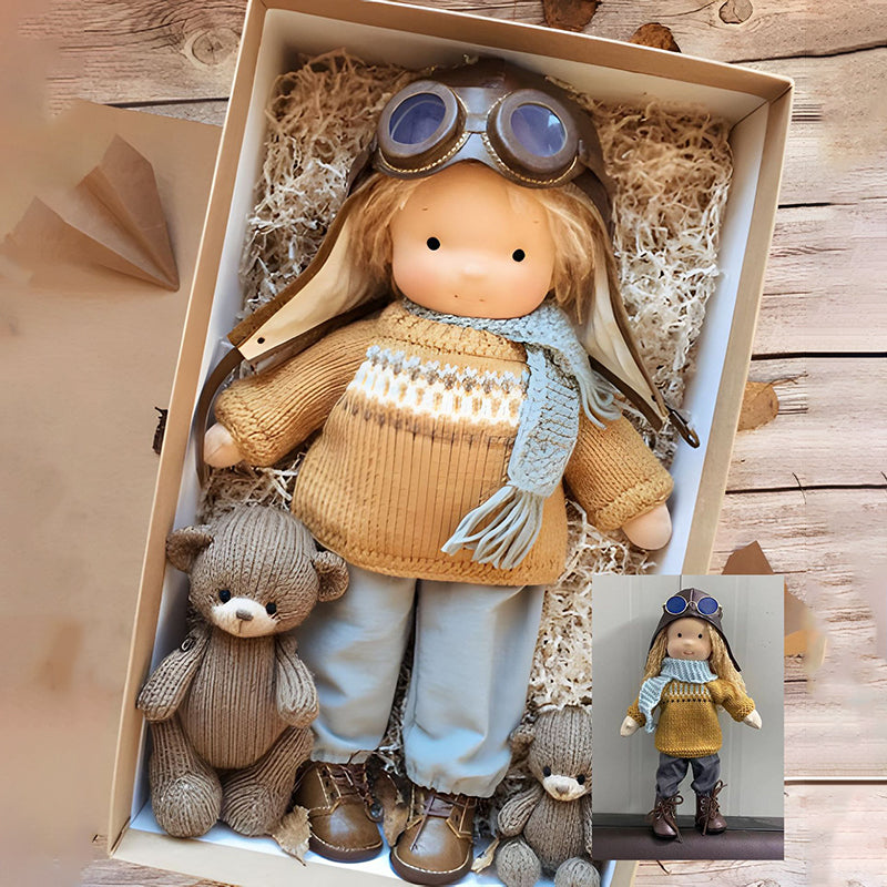 "Handgefertigte Waldorfpuppe in Erdtönen, mit rotem Haar, braunem Kleid und blauem Hut, sicher und natürlich."