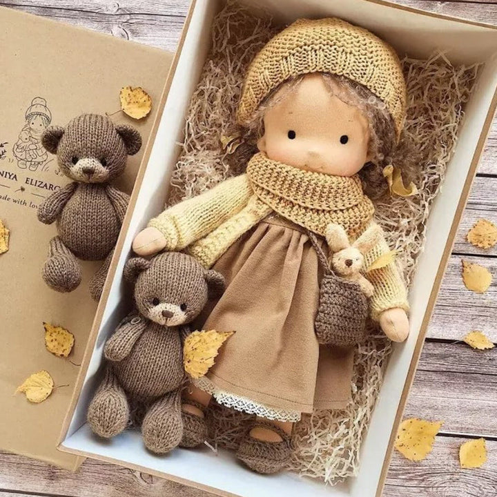 "Handgefertigte Waldorfpuppe in Erdtönen, mit rotem Haar, braunem Kleid und blauem Hut, sicher und natürlich."