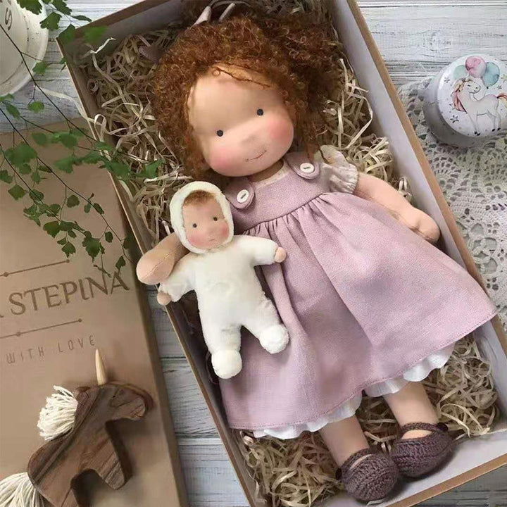 "Handgefertigte Waldorfpuppe in Erdtönen, mit rotem Haar, braunem Kleid und blauem Hut, sicher und natürlich."