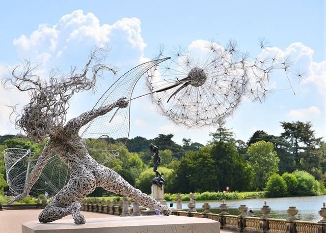 Handgefertigte, wetterfeste Metallfiguren für den Garten, kunstvoll gestaltet, ideal für fantasievolle Dekorationen.
