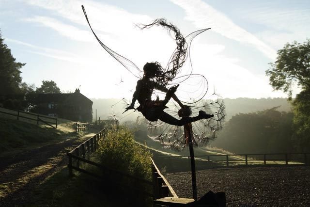 Handgefertigte, wetterfeste Metallfiguren für den Garten, kunstvoll gestaltet, ideal für fantasievolle Dekorationen.