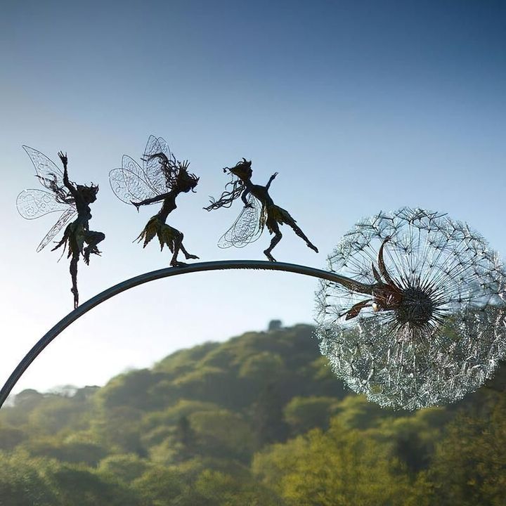 Handgefertigte, wetterfeste Metallfiguren für den Garten, kunstvoll gestaltet, ideal für fantasievolle Dekorationen.