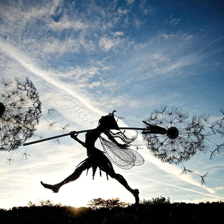 Handgefertigte, wetterfeste Metallfiguren für den Garten, kunstvoll gestaltet, ideal für fantasievolle Dekorationen.