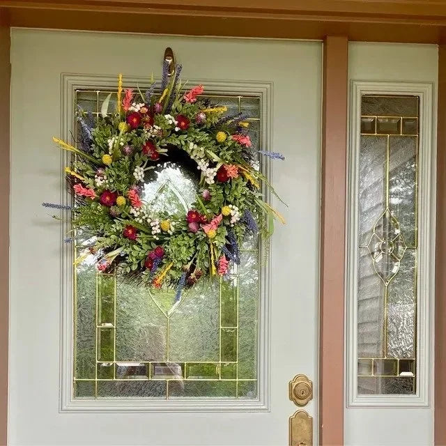 "Handgefertigter Kranz aus Texas-Wildblumen mit lebendigen Farben, ideal für Naturdeko in Zuhause und Garten."