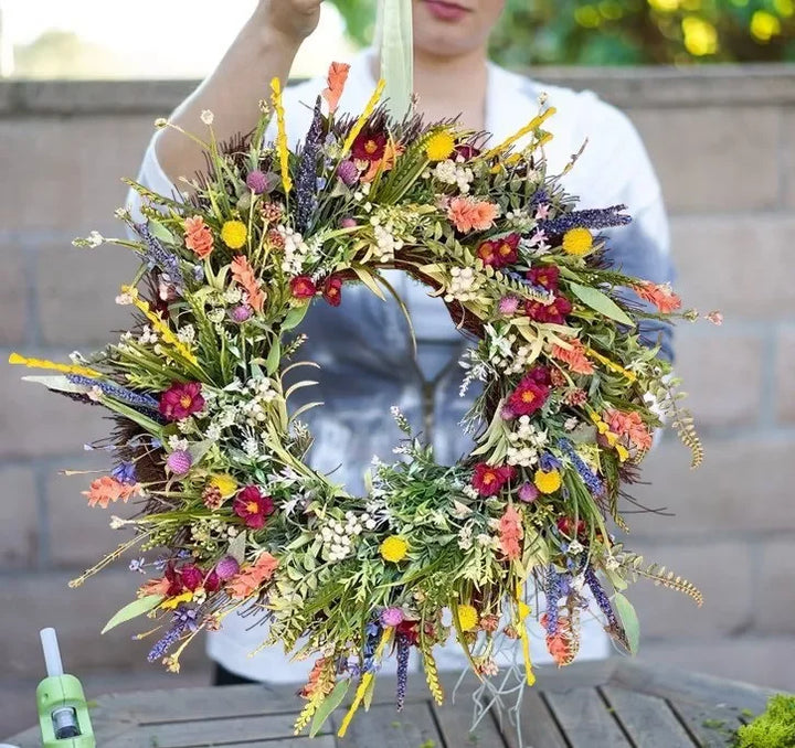 "Handgefertigter Kranz aus Texas-Wildblumen mit lebendigen Farben, ideal für Naturdeko in Zuhause und Garten."