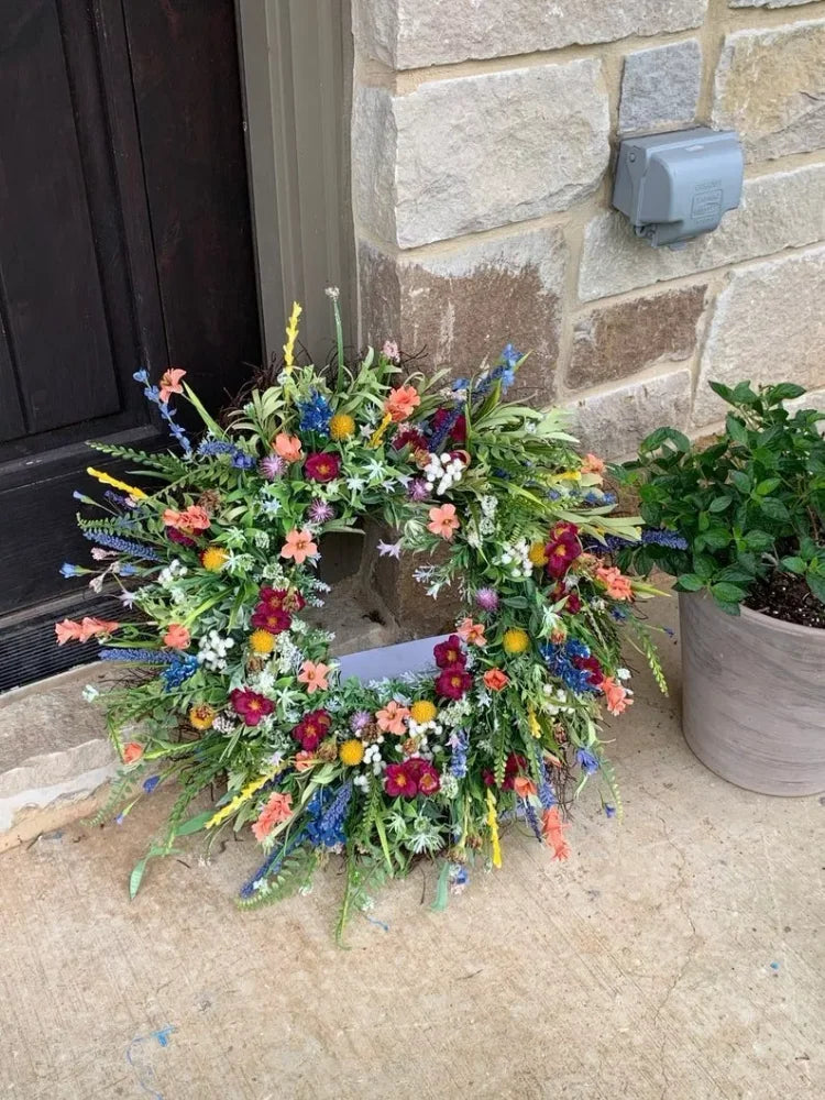 "Handgefertigter Kranz aus Texas-Wildblumen mit lebendigen Farben, ideal für Naturdeko in Zuhause und Garten."