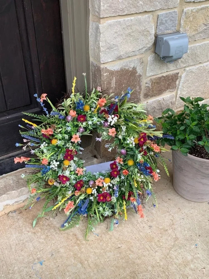 "Handgefertigter Kranz aus Texas-Wildblumen mit lebendigen Farben, ideal für Naturdeko in Zuhause und Garten."