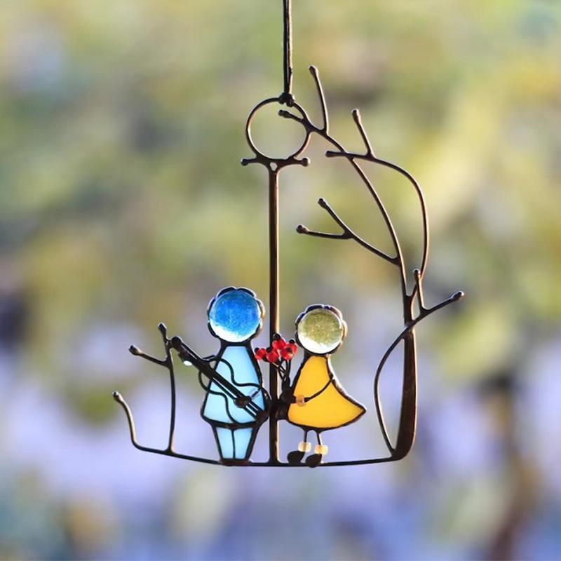 "Handgefertigter Sonnenfänger aus Buntglas, kunstvoll bemalt, schillernder Fensterbehang für ein farbenfrohes Zuhause."