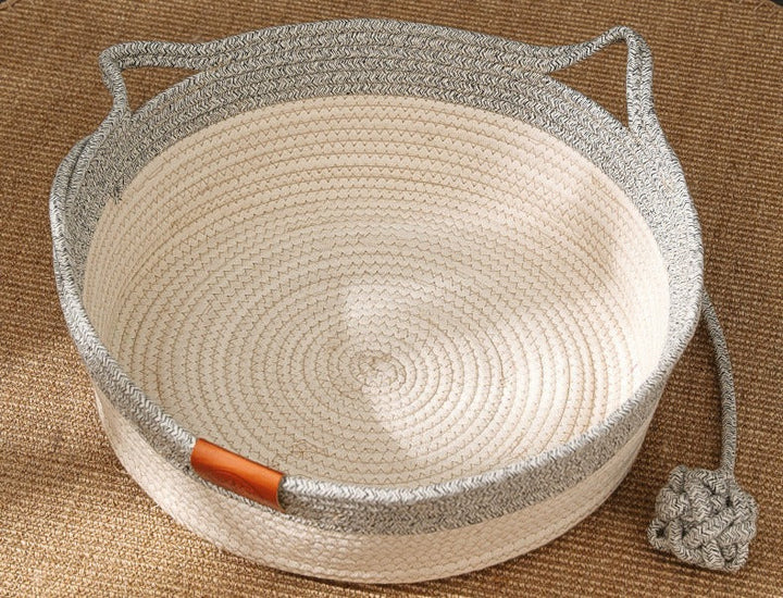"Handgewebtes ergonomisches Katzenbett aus natürlichem Baumwollseil – stilvoller Schlafplatz, sicher, in Grau gezeigt."