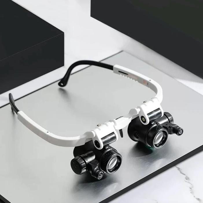 "HD Lesebrille mit LED-Beleuchtung, 3 Vergrößerungsstufen, ideal für Präzisionsarbeiten, auf weißem Hintergrund"