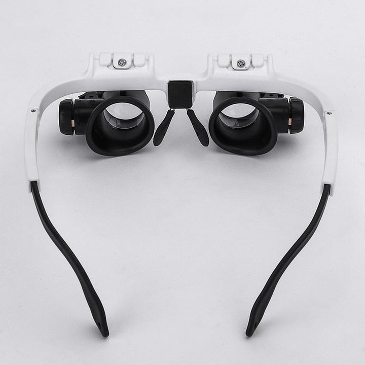 "HD Lesebrille mit LED-Beleuchtung, 3 Vergrößerungsstufen, ideal für Präzisionsarbeiten, auf weißem Hintergrund"