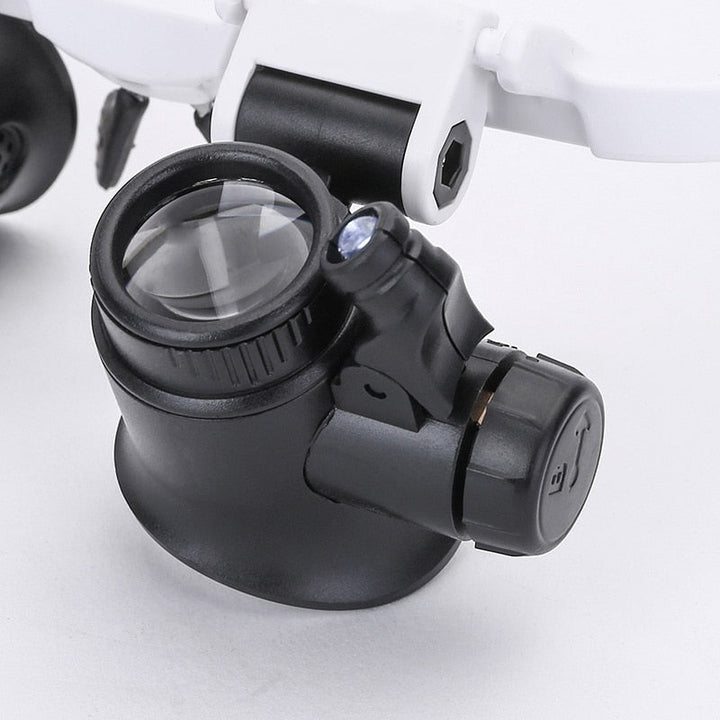 "HD Lesebrille mit LED-Beleuchtung, 3 Vergrößerungsstufen, ideal für Präzisionsarbeiten, auf weißem Hintergrund"