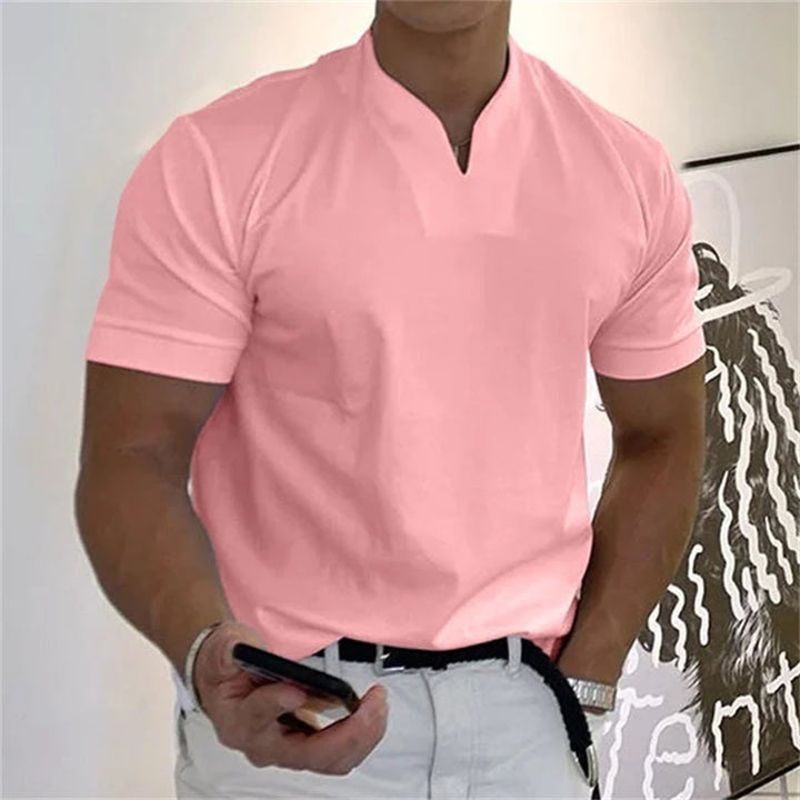 "Herren Fitness T-Shirt, Kurzarm, V-Ausschnitt, in Weiß, perfekt für Sport und Freizeit, Vorderseite mit modernem Look."