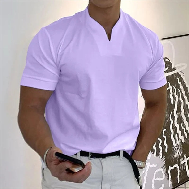"Herren Fitness T-Shirt, Kurzarm, V-Ausschnitt, in Weiß, perfekt für Sport und Freizeit, Vorderseite mit modernem Look."