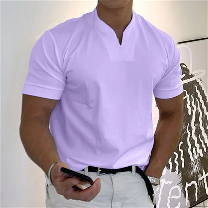 "Herren Fitness T-Shirt, Kurzarm, V-Ausschnitt, in Weiß, perfekt für Sport und Freizeit, Vorderseite mit modernem Look."