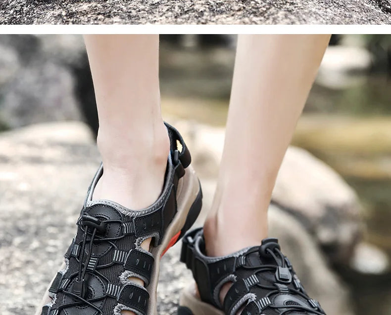 "Herren Outdoor Ledersandalen aus robustem Rindsleder, braun, mit elastischem Verschluss und rutschfester Gummisohle."