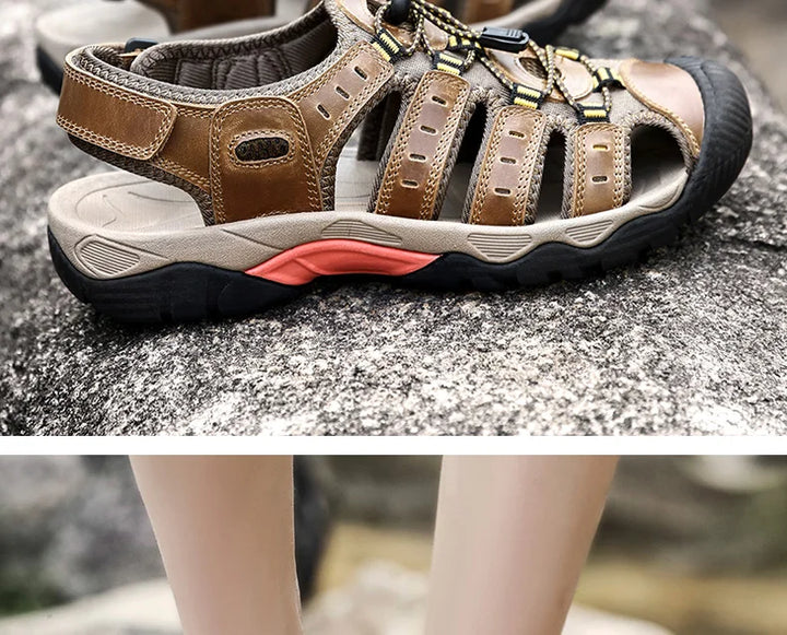 "Herren Outdoor Ledersandalen aus robustem Rindsleder, braun, mit elastischem Verschluss und rutschfester Gummisohle."