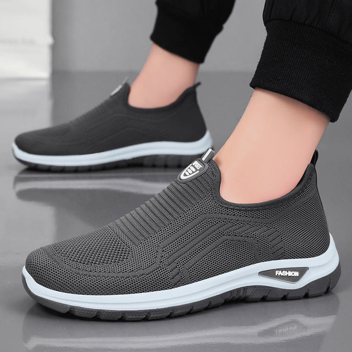 "Herren Slip-On Sneakers, atmungsaktiv, mit flexiblem Strick-Obermaterial für Komfort und sportlichen Look. Perfekt für Allta