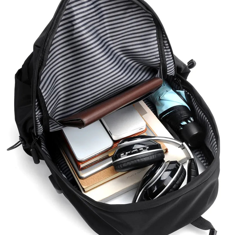 "Herren Wasserdichter Rucksack mit Anti-Diebstahl & USB, grau-schwarz, viele Fächer, ideal für Reisen & Laptop-Transport."
