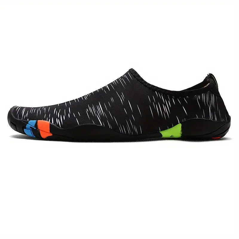 "Herren Wasserschuhe mit rutschfester Sohle, atmungsaktiv und schnell trocknend, ideal für Strand und Wassersport."