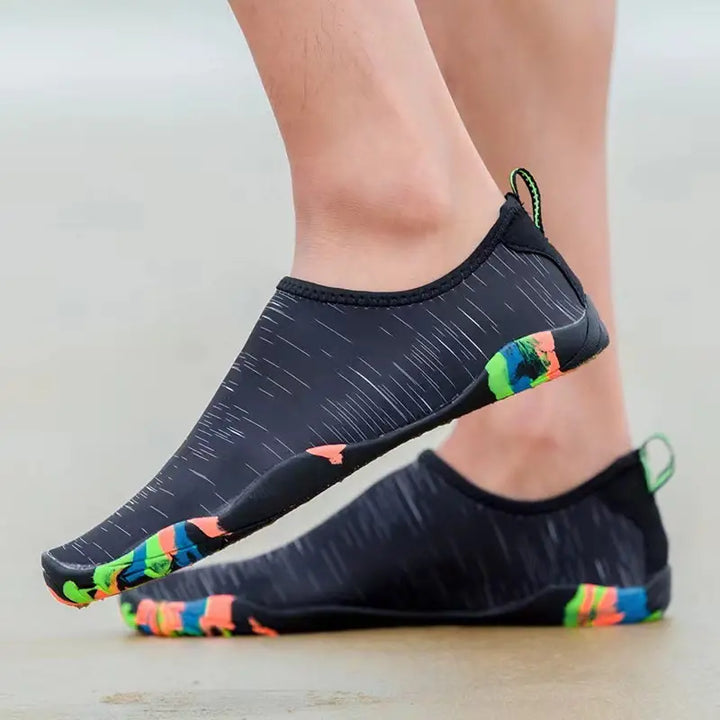 "Herren Wasserschuhe mit rutschfester Sohle, atmungsaktiv und schnell trocknend, ideal für Strand und Wassersport."