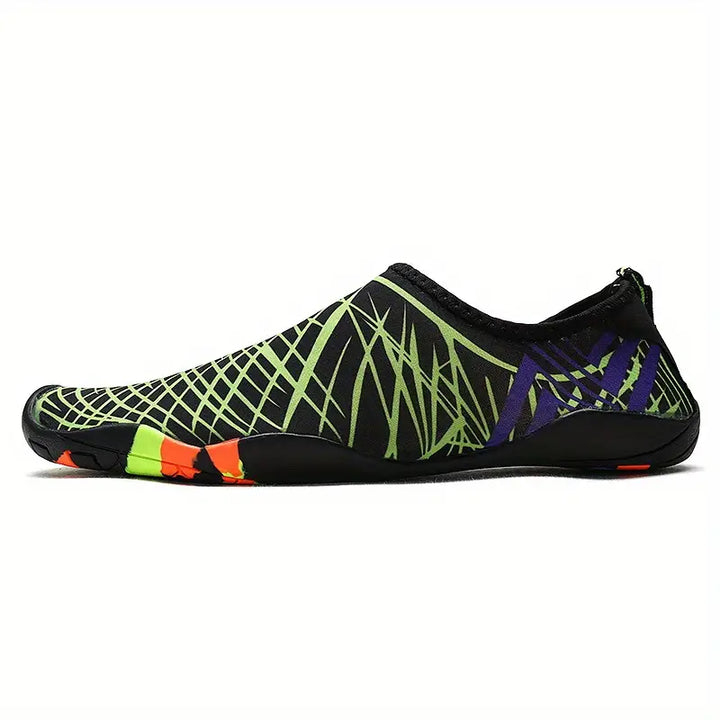 "Herren Wasserschuhe mit rutschfester Sohle, atmungsaktiv und schnell trocknend, ideal für Strand und Wassersport."