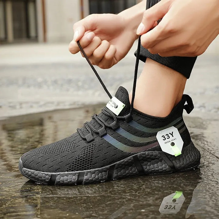 "Herrensportschuhe aus atmungsaktivem Mesh mit tPR-Außensohle, die exzellente Griffigkeit und federleichten Komfort bieten."