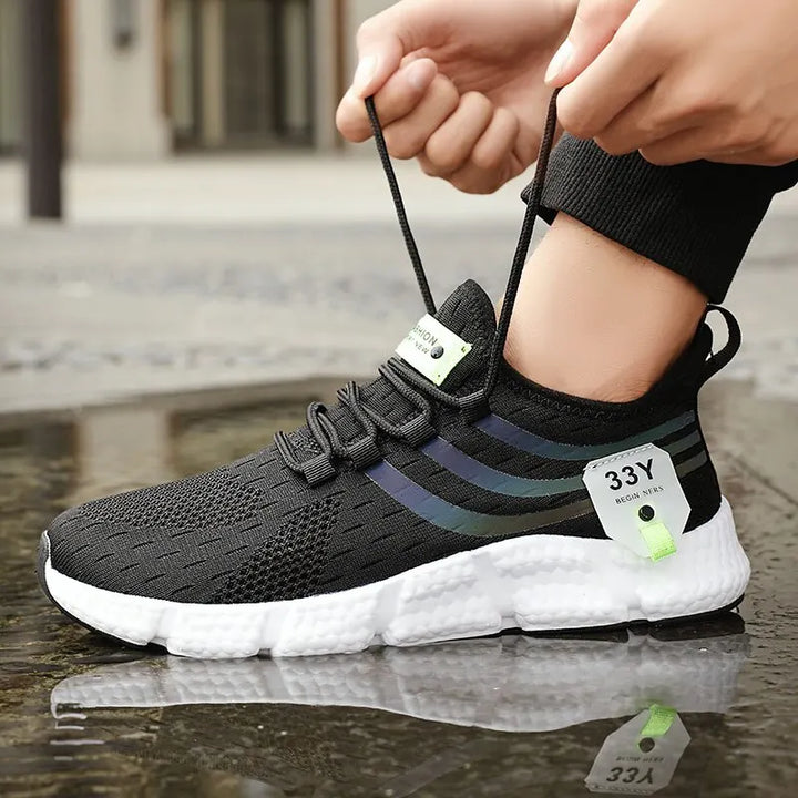 "Herrensportschuhe aus atmungsaktivem Mesh mit tPR-Außensohle, die exzellente Griffigkeit und federleichten Komfort bieten."