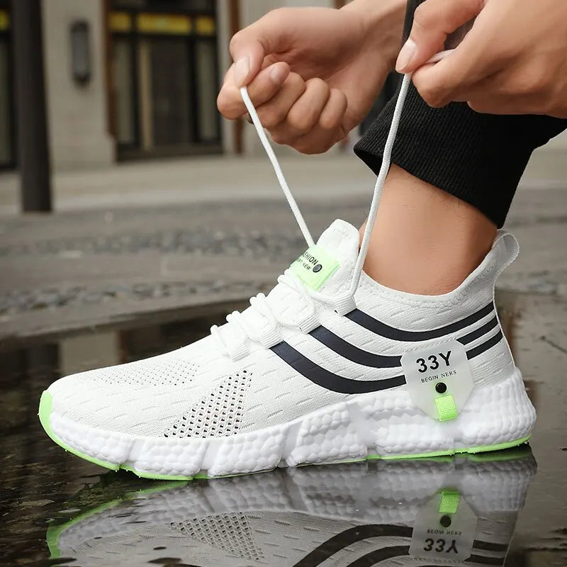 "Herrensportschuhe aus atmungsaktivem Mesh mit tPR-Außensohle, die exzellente Griffigkeit und federleichten Komfort bieten."