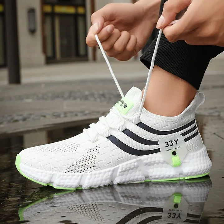 "Herrensportschuhe aus atmungsaktivem Mesh mit tPR-Außensohle, die exzellente Griffigkeit und federleichten Komfort bieten."