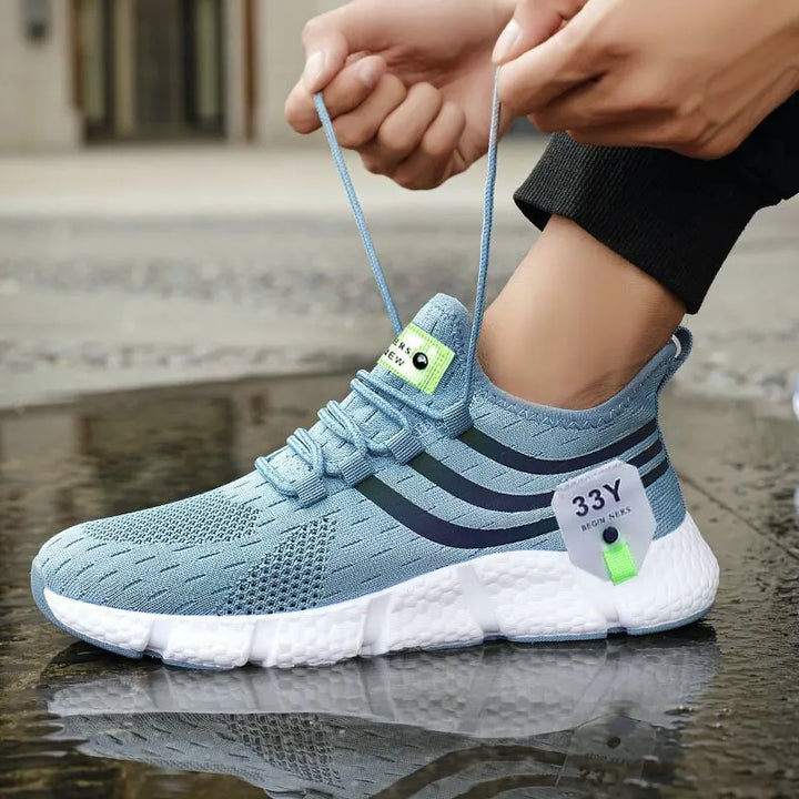 "Herrensportschuhe aus atmungsaktivem Mesh mit tPR-Außensohle, die exzellente Griffigkeit und federleichten Komfort bieten."
