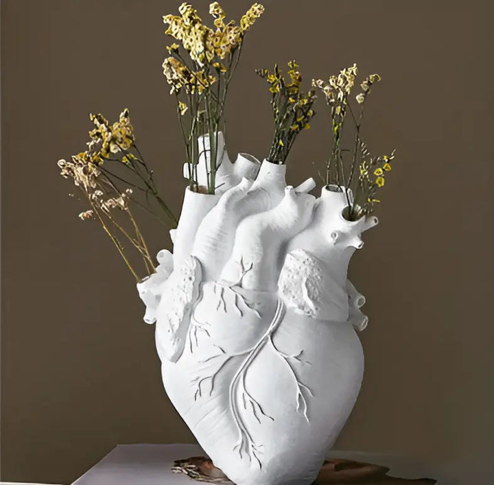 Herzförmige, griechisch inspirierte Vase aus Harz in Gold, ideal für romantisches Dekor, Vorderansicht.