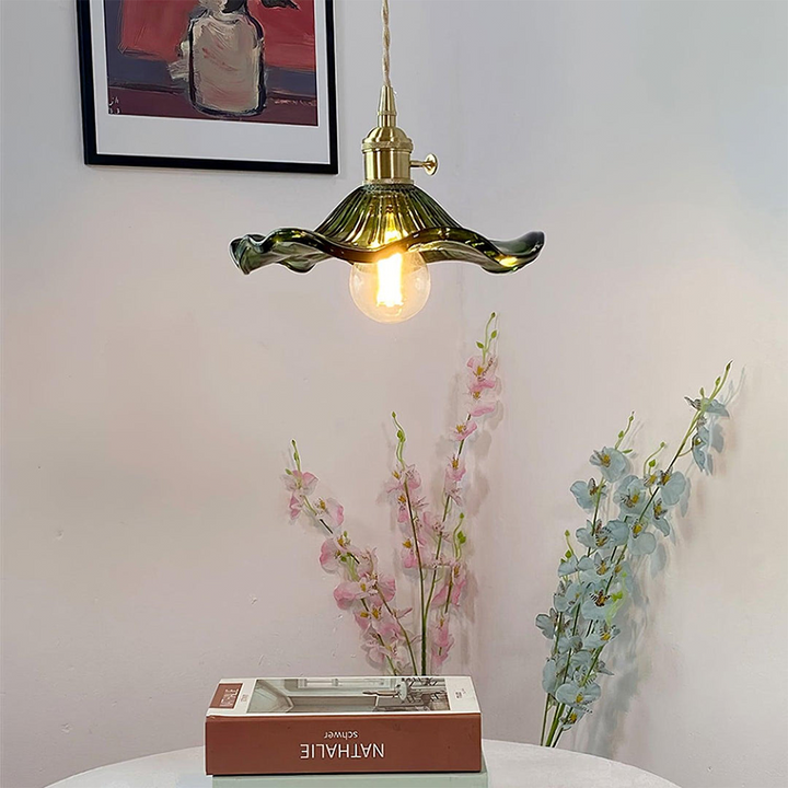 "Hibiskus LED Pendelleuchte, Glas-Messing, Blumenform, verstellbare Höhe, elegantes Design, Wohnraumbeleuchtung"