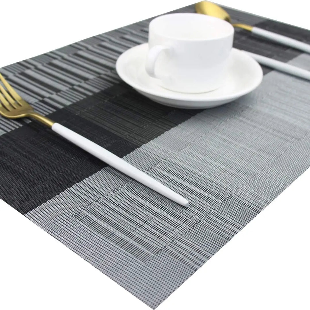 "Hitzebeständige, elegante PVC-Tischsets, 4 Stück, in Braun und Silber, waschbar, rutschfest, 30x45 cm, dekorativ."