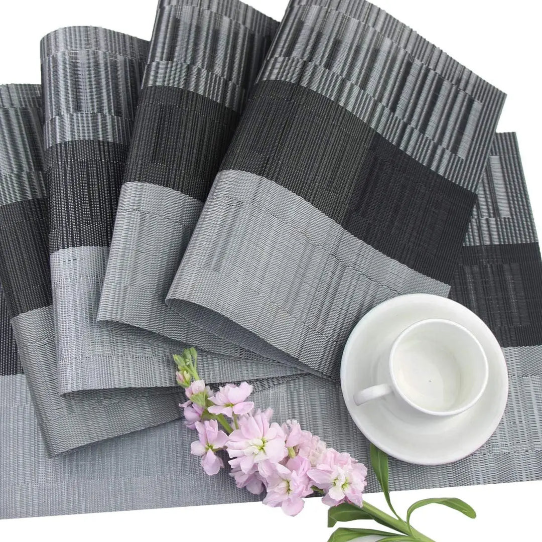 "Hitzebeständige, elegante PVC-Tischsets, 4 Stück, in Braun und Silber, waschbar, rutschfest, 30x45 cm, dekorativ."