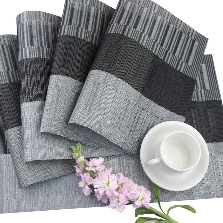 "Hitzebeständige, elegante PVC-Tischsets, 4 Stück, in Braun und Silber, waschbar, rutschfest, 30x45 cm, dekorativ."