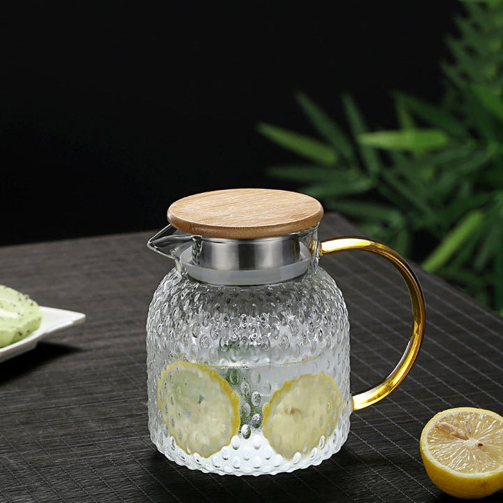 Hitzebeständiger Glaskrug mit Bambusdeckel, genopptes Design, ideal für kalte und warme Getränke, vielseitig einsetzbar.