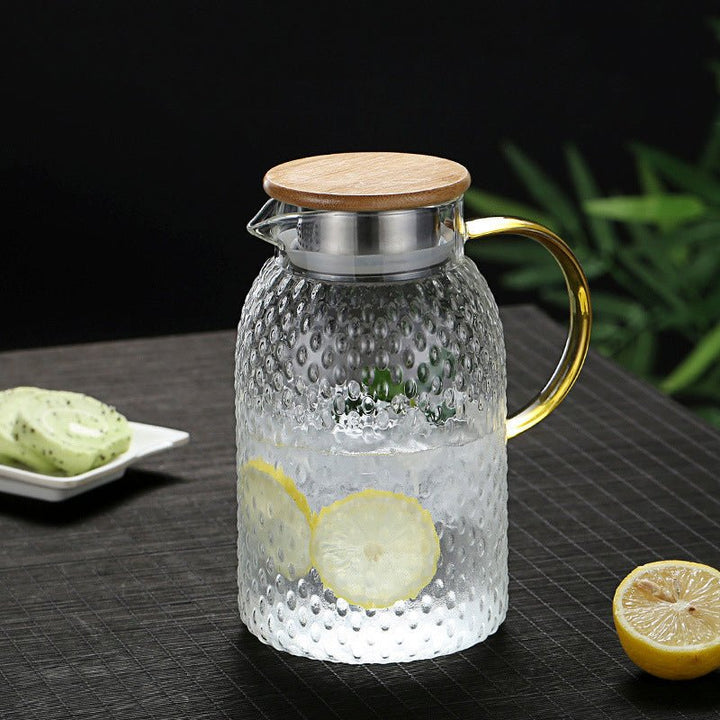Hitzebeständiger Glaskrug mit Bambusdeckel, genopptes Design, ideal für kalte und warme Getränke, vielseitig einsetzbar.