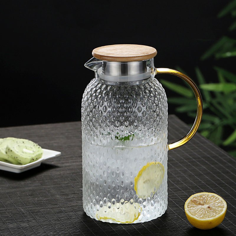 Hitzebeständiger Glaskrug mit Bambusdeckel, genopptes Design, ideal für kalte und warme Getränke, vielseitig einsetzbar.
