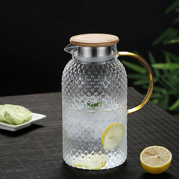 Hitzebeständiger Glaskrug mit Bambusdeckel, genopptes Design, ideal für kalte und warme Getränke, vielseitig einsetzbar.