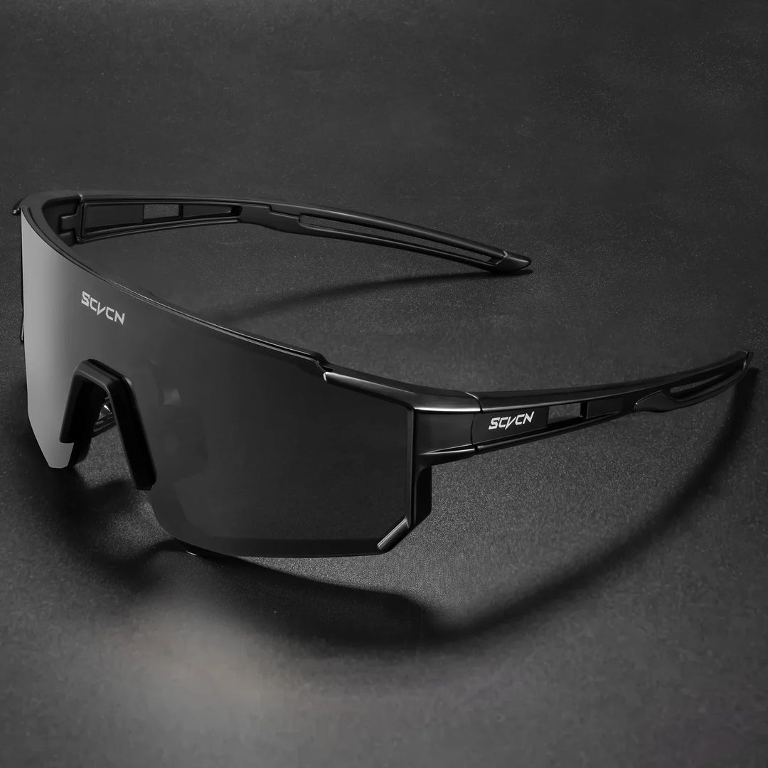 Hochleistungs-Sportsonnenbrille mit UV400 Schutz in frontaler Ansicht, ideal für Outdoor-Aktivitäten.
