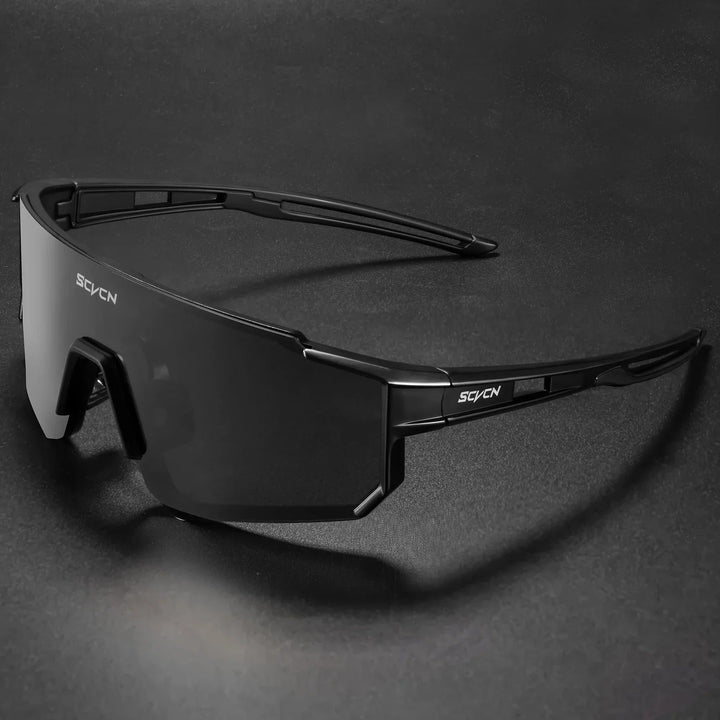Hochleistungs-Sportsonnenbrille mit UV400 Schutz in frontaler Ansicht, ideal für Outdoor-Aktivitäten.