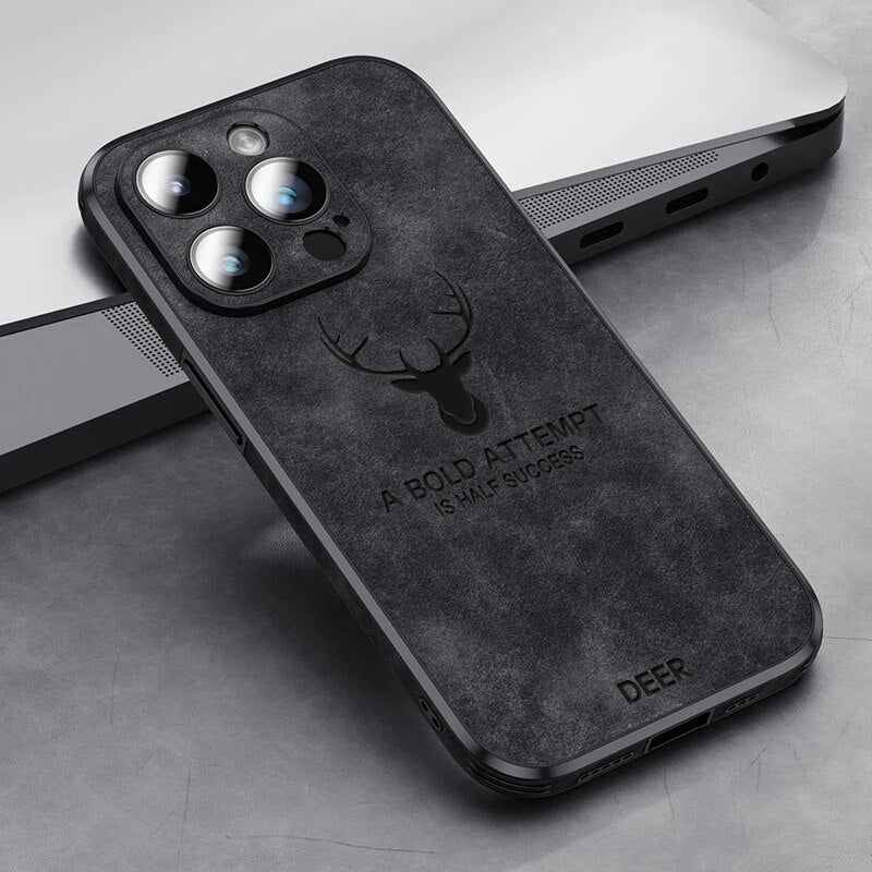 "Hochwertige braune Wildleder-iPhone-Hülle, stoßfest mit Kameraobjektivschutz für optimalen Luxus und Schutz."