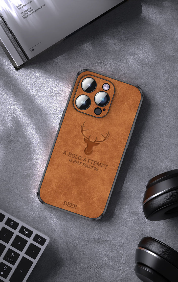 "Hochwertige braune Wildleder-iPhone-Hülle, stoßfest mit Kameraobjektivschutz für optimalen Luxus und Schutz."