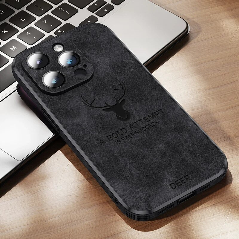"Hochwertige braune Wildleder-iPhone-Hülle, stoßfest mit Kameraobjektivschutz für optimalen Luxus und Schutz."