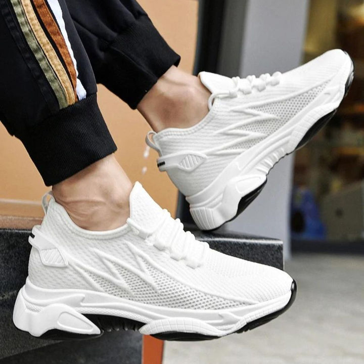 "Höhenverleihende Herren Sportschuhe, weiß, atmungsaktiv, leicht, erhöht bis 5 cm; ideales Design für Sport und Alltag."