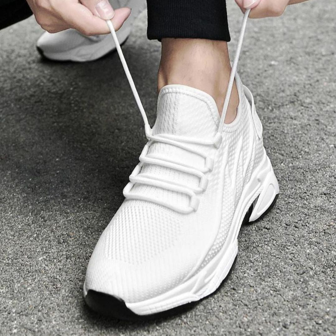 "Höhenverleihende Herren Sportschuhe, weiß, atmungsaktiv, leicht, erhöht bis 5 cm; ideales Design für Sport und Alltag."
