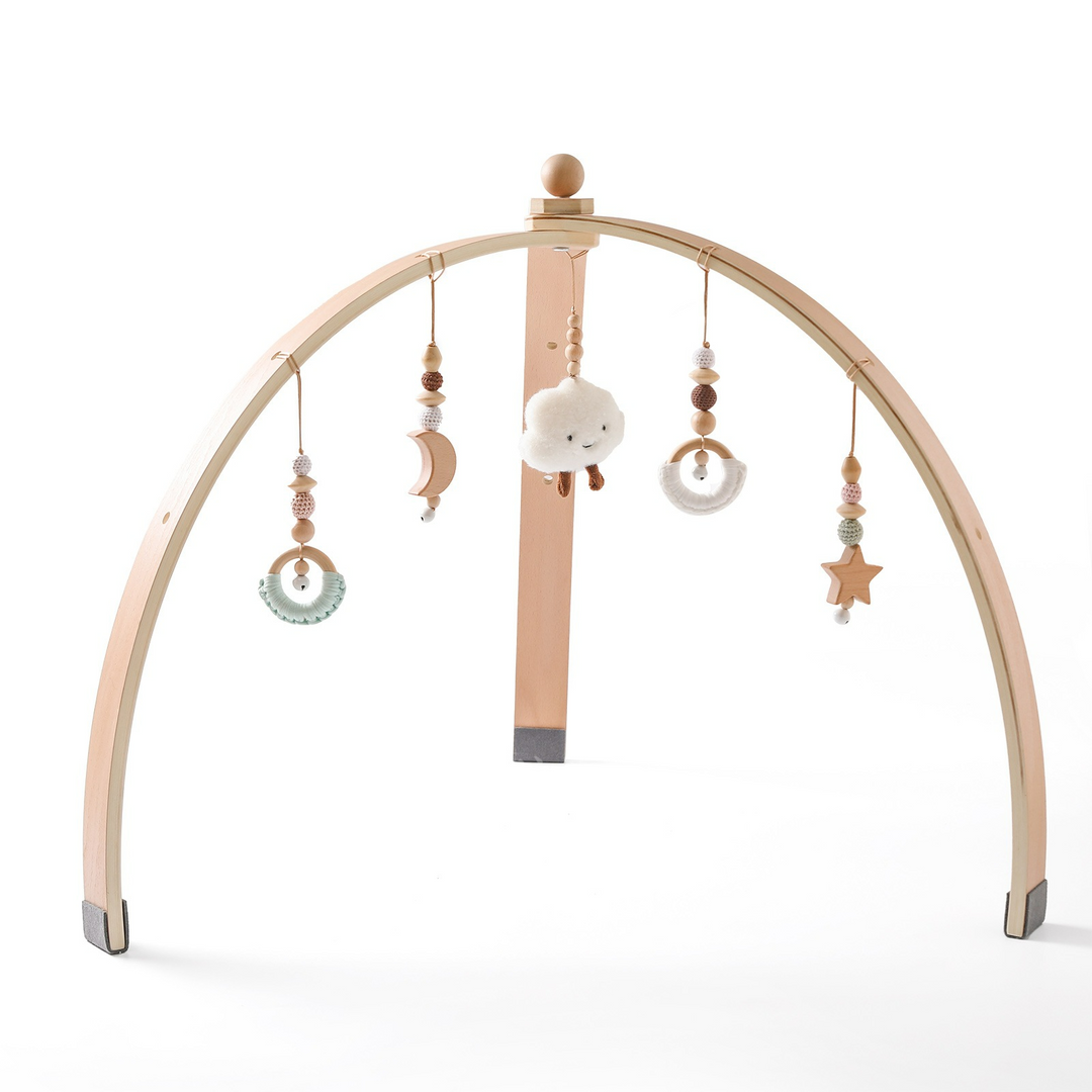 Holz-Aktivitätsbogen für Babys mit bunten Hängespielzeugen zur Förderung von Motorik und sensorischen Fähigkeiten.