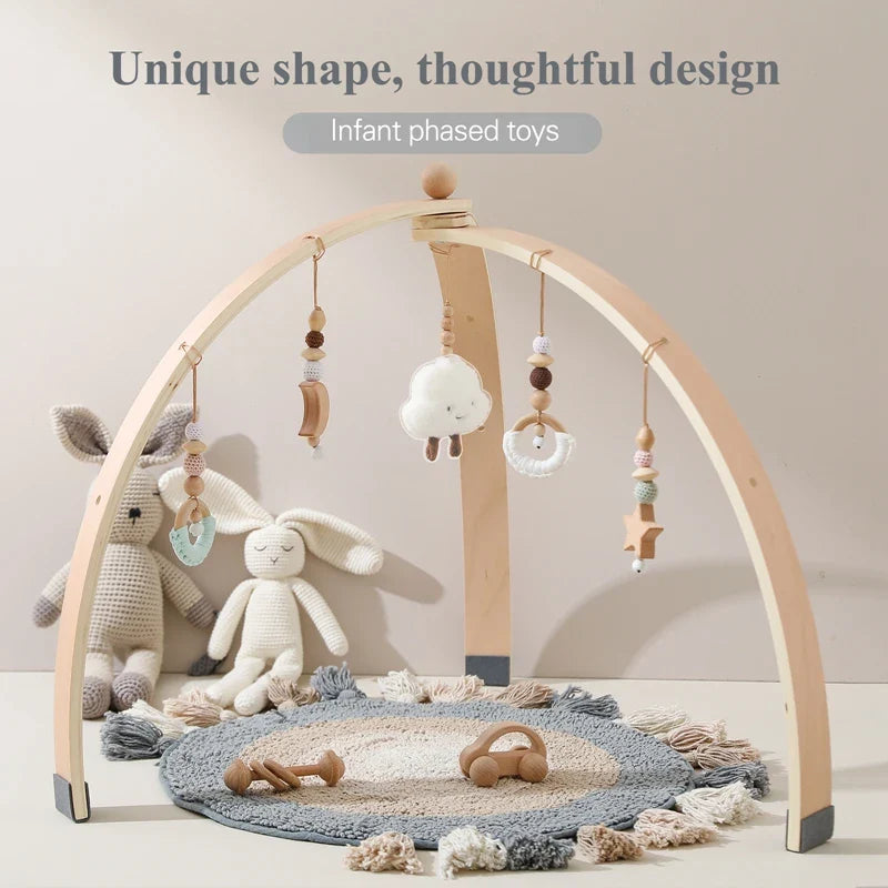 Holz-Aktivitätsbogen für Babys mit bunten Hängespielzeugen zur Förderung von Motorik und sensorischen Fähigkeiten.